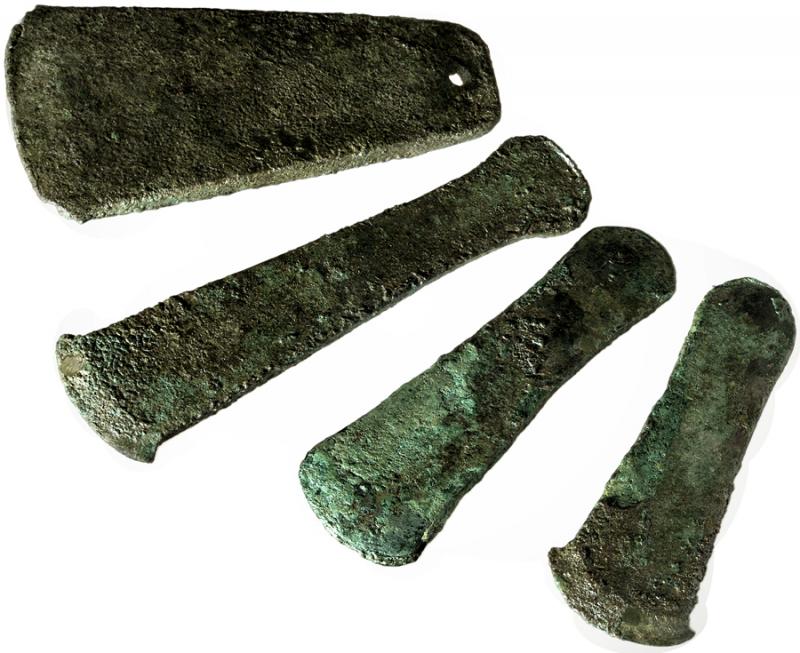 Fig. 26. The four copper axes retrieved in a cachette in Pillared Hall (L.1040) in Palace B at Khirbet al-Batrawy (Zarqa) (L. Nigro).