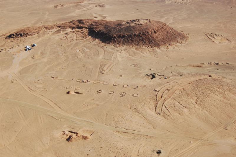 Fig. 80. Tell Shahm, aerial view of hilltop fort with Ottoman tent-ring camp in foreground (© J. Winterburn; The Great Arab Revolt Project).