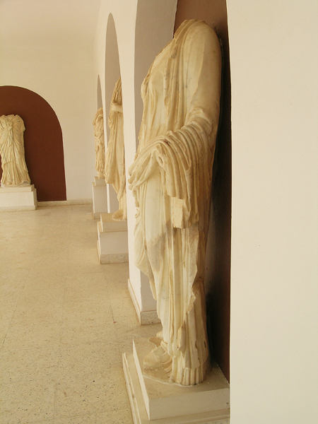 Fig. 1. Headless statue of woman in stola and mantle, left side. El Jem, Musée Archéologique d'El Jem, inv. 09.03.26.28 (by permission of Institut National du Patrimoine).