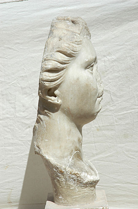 Fig. 2. Female portrait (Octavia?) found at El Jem, right side. Sousse, Musée Archéologique de Sousse, inv. no. M.XIX.Ro.281 (by permission of Institut National du Patrimoine).