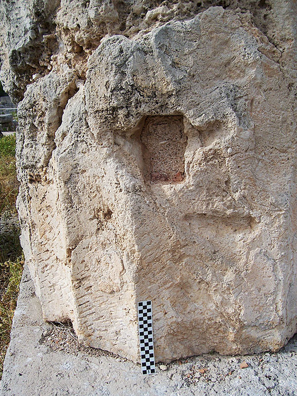 Fig. 2. Detail of single cutting on a column in the Archaic Colonnade at ancient Corinth.