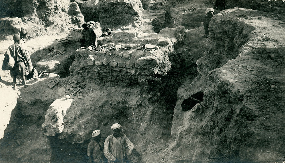 Fig. 5. Vaulting of the western aditus maximus of the bouleuterion/odeum, view to the west (PEF G325, “Masonry, west, before removal. 1920”; courtesy Palestine Exploration Fund, London).