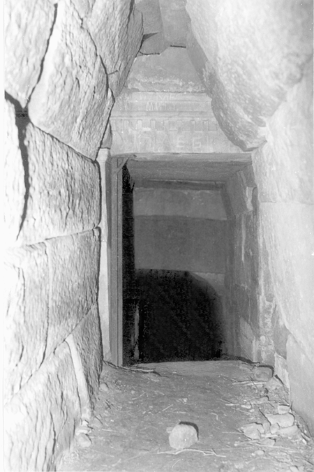 Fig. 2. Doorway at the end of the dromos.