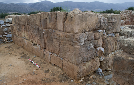Fig. 6. Elaborate sandstone ashlar masonry in Area VII (west wall of Room VII 6, looking southwest), showing the careful positioning of the blocks.