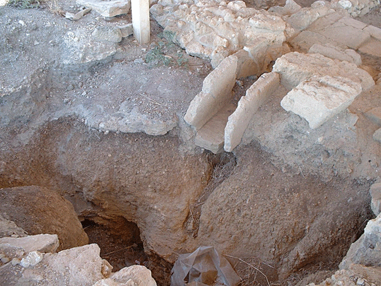 Fig. 7. The conduit to the bedrock cavity and the cavity (Pian di Civita) (Tarquinia Project).