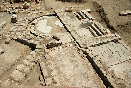Fig. 4. Islamic Jarash Project. Entrance area to bathhouse and latrine in foreground, showing semicircular latrine and two basins in background.