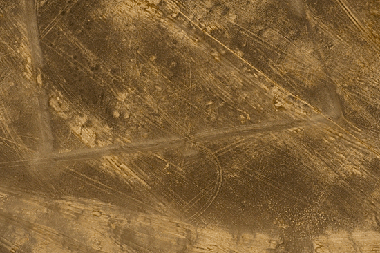 Fig. 5. Aerial archaeology in Jordan. Khirbet Abu Safat. The supposed Roman temporary camp has now been confirmed by a ground visit by Christopher Tuttle. The new photograph shows the characteristic Roman titulum (arrowed) barring direct approach to the gate opening.