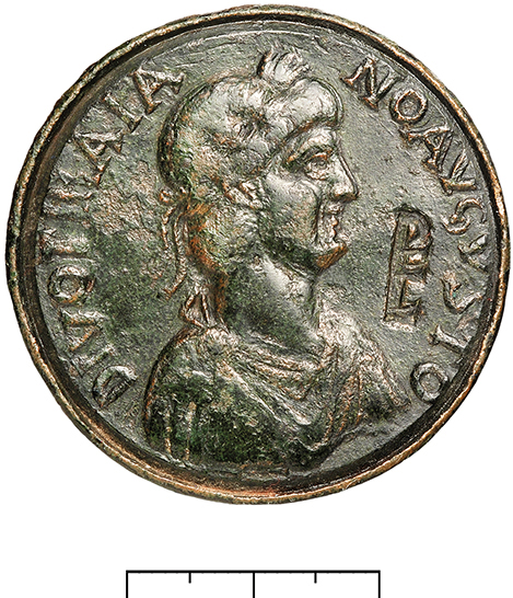 Fig. 19. Contorniate, obverse, with a bust of Trajan and an incuse monogram alongside, probably P ET L for palma et laurus (the palm and the laurel); mid fourth to early fifth century CE (scale: 2 cm; courtesy Münzsammlung des Instituts für Klassische Archäologie der Universität Tübingen).